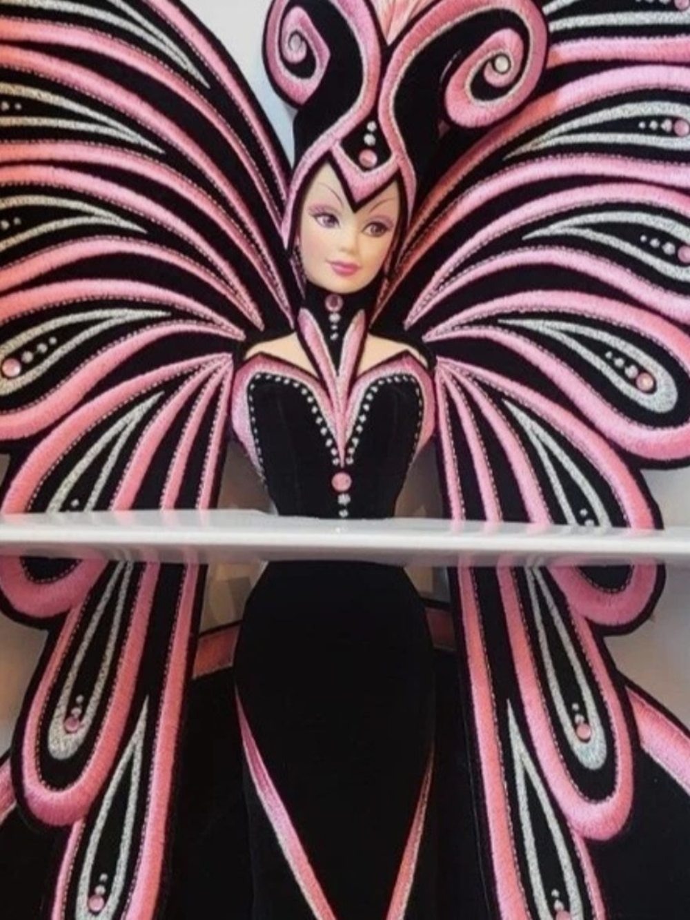 Le Papillon Bob Mackie Barbie - Picture 4 of 4
